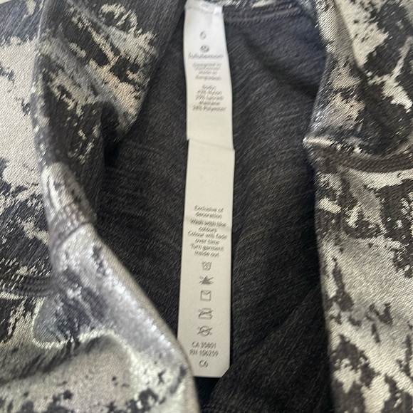 Lululemon Metallic Silver and Black Print Pattern Wunder Under Size 6 28” inseam - Picture 3 of 11